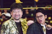 左から佐藤二朗、亜生。
