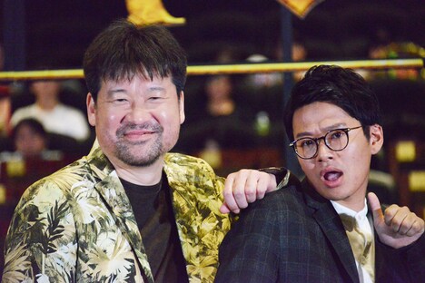 左から佐藤二朗、亜生。