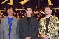 左から江口洋介、賀来賢人、佐藤二朗。