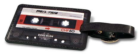 「ボヘミアン・ラプソディ 日本限定アルティメットBOX」特典のラゲージタグ。