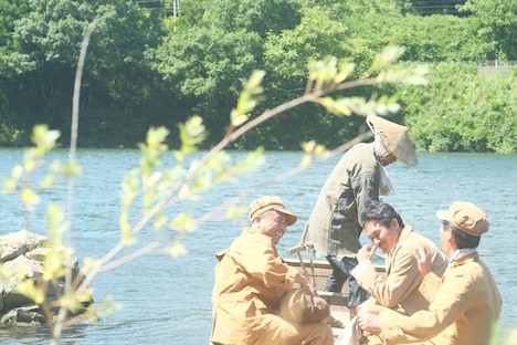 「ある船頭の話」新場面写真より、河本準一演じる建設作業員（左）。