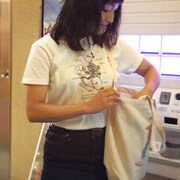 目黒シネマで販売されるオリジナルTシャツの着用写真。（モデル：亀井奈緒 / 協力：チーポス） (c)meguro cinema