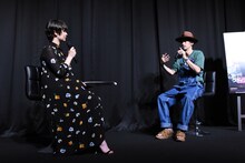 “バーカウンターの法則”について説明する窪塚洋介。