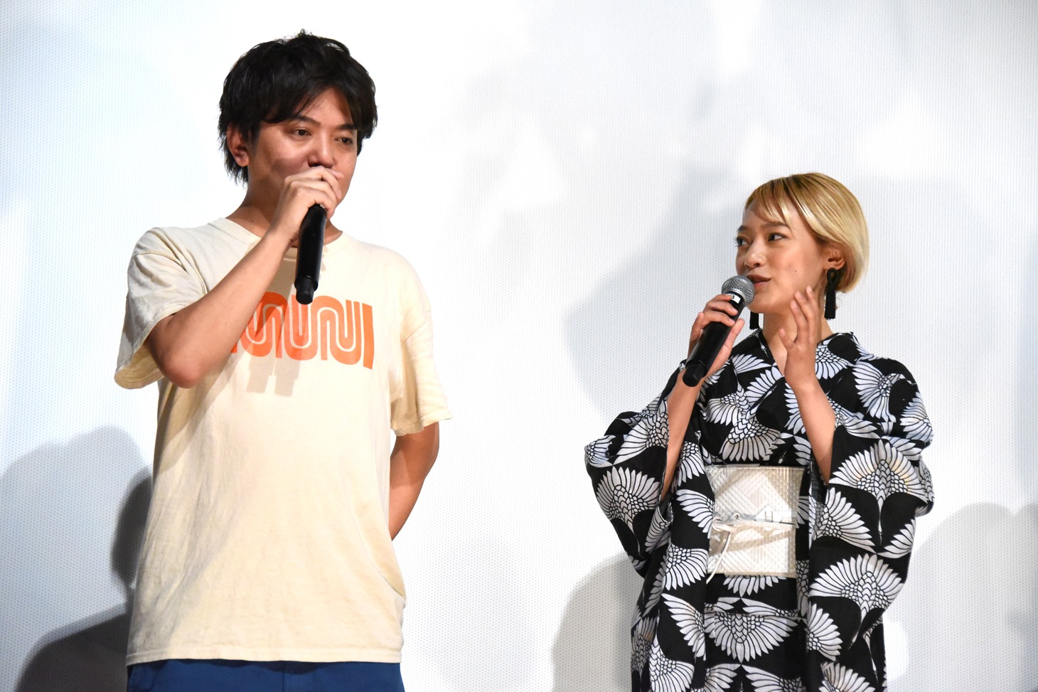 左から松上元太、希代彩。