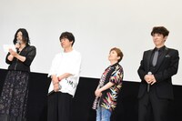 岡村明美（左端）に「言ってほしいセリフ」を読み上げてもらうユースケ・サンタマリア（右端）。