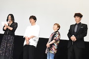 岡村明美(左端)に「言ってほしいセリフ」を読み上げてもらうユースケ・サンタマリア(右端)。