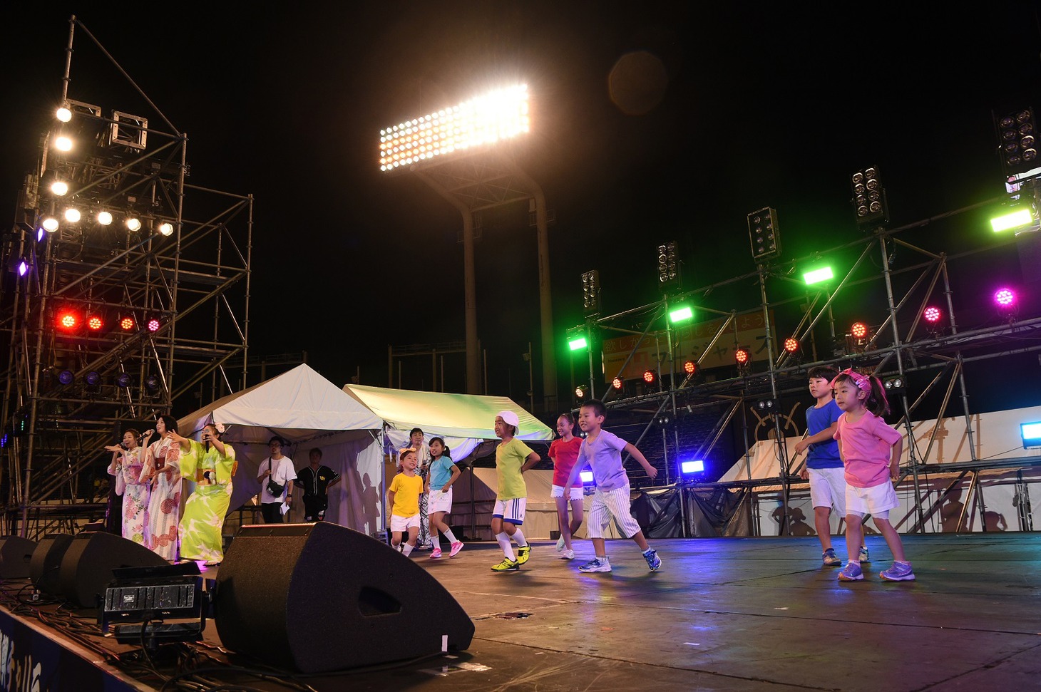 「ダンスウィズミー」神宮外苑花火大会ステージイベントの様子。
