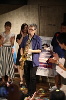 サックスを演奏する矢口史靖。