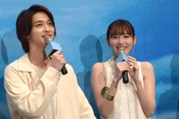 左から横浜流星、飯豊まりえ。