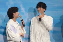 左から松岡広大、黒羽麻璃央。