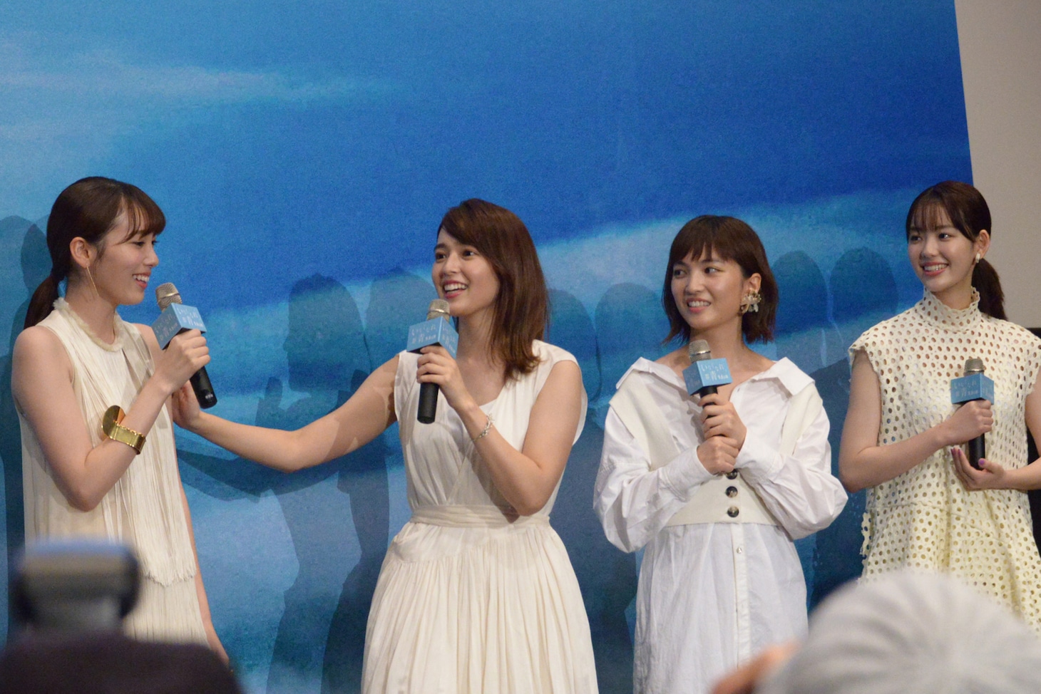 左から飯豊まりえ、矢作穂香、松本妃代、中村里帆。