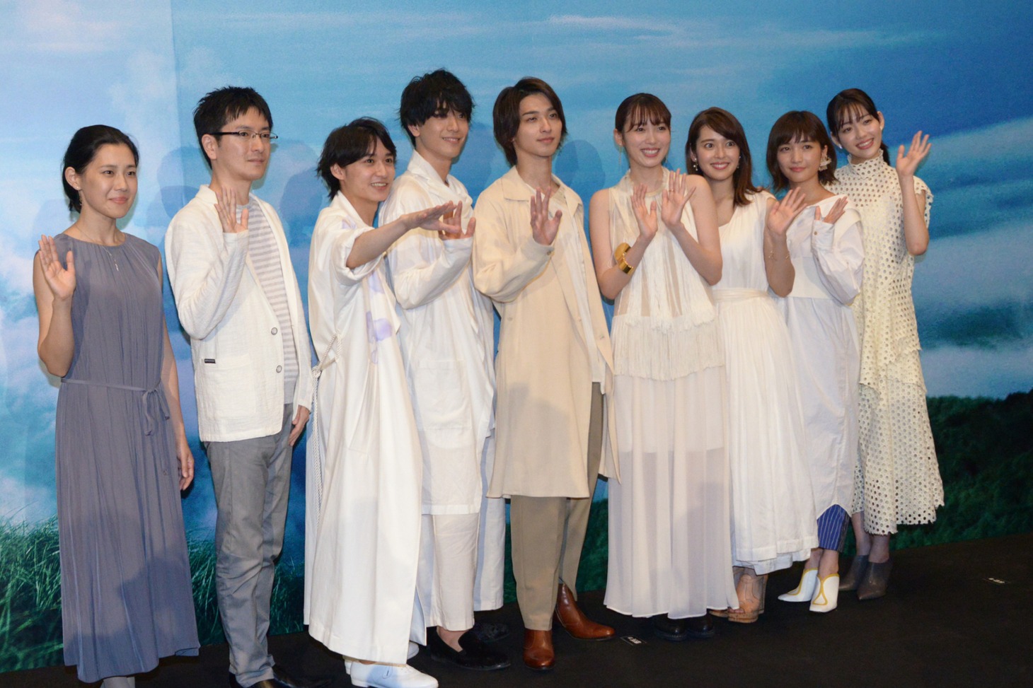 「いなくなれ、群青」完成披露試写会にて、左から柳明菜、神前暁、松岡広大、黒羽麻璃央、横浜流星、飯豊まりえ、矢作穂香、松本妃代、中村里帆。