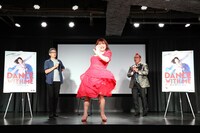 左から矢口史靖、りんごちゃん、十文字幻斎。