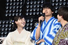 左から大塚寧々、金子大地。