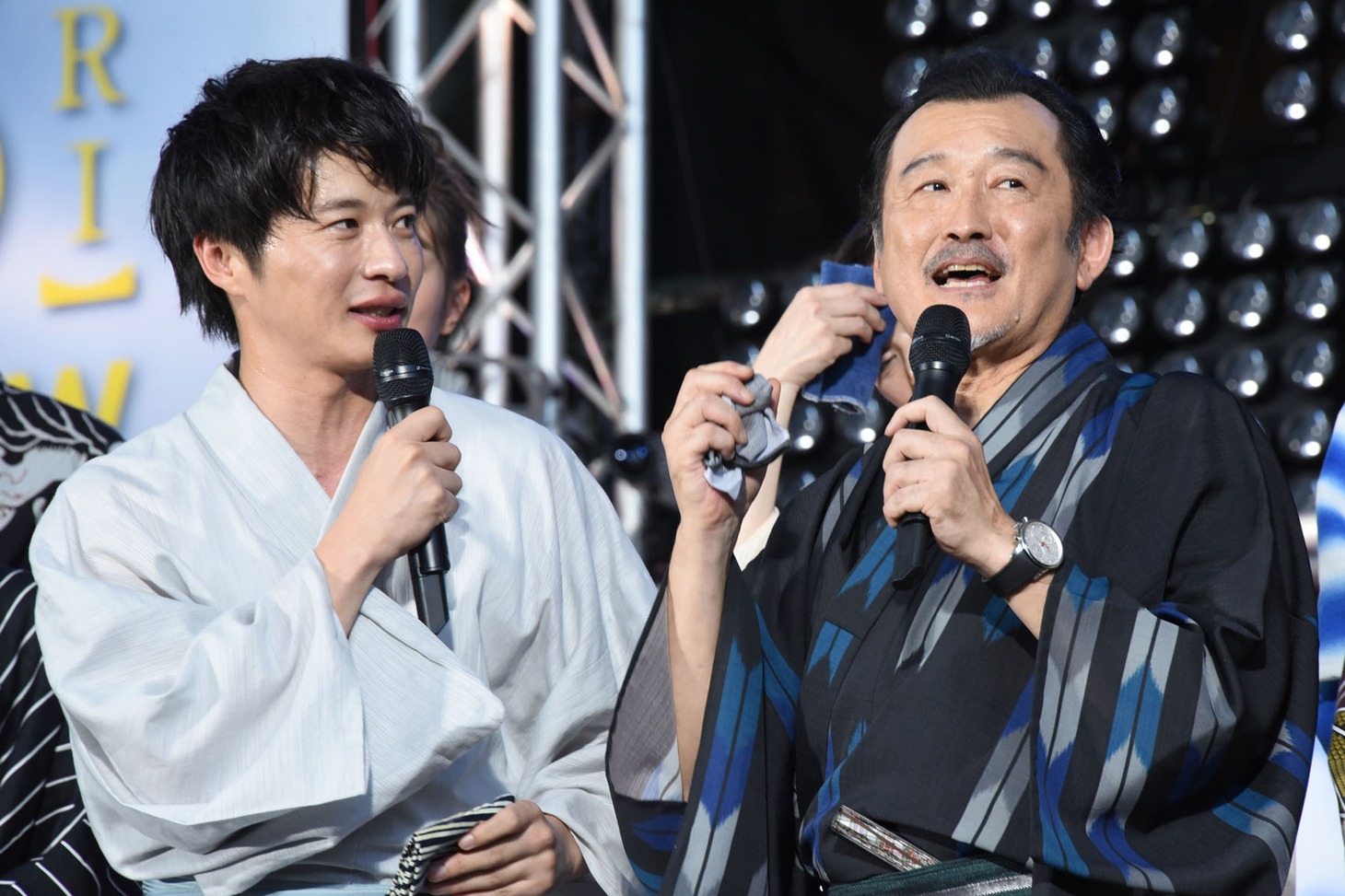 左から田中圭、吉田鋼太郎。