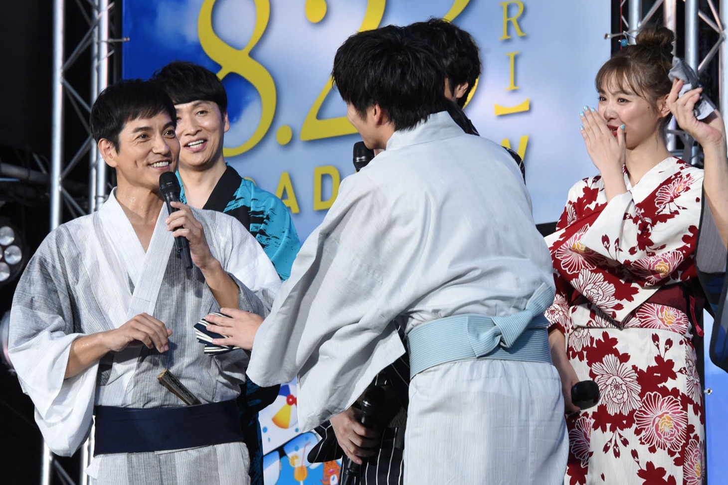 沢村一樹（左）を制止する田中圭（中央）。