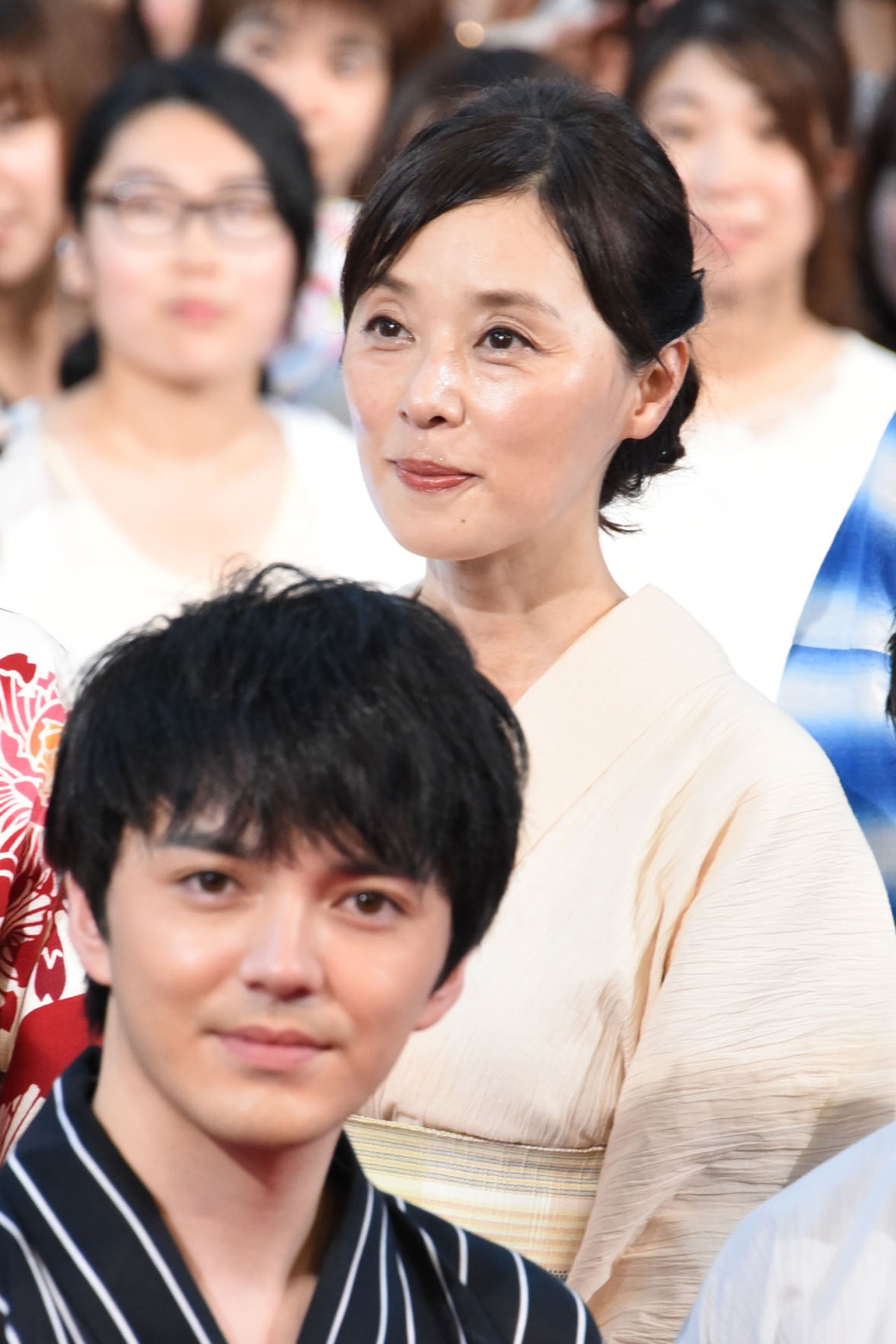 大塚寧々（奥）