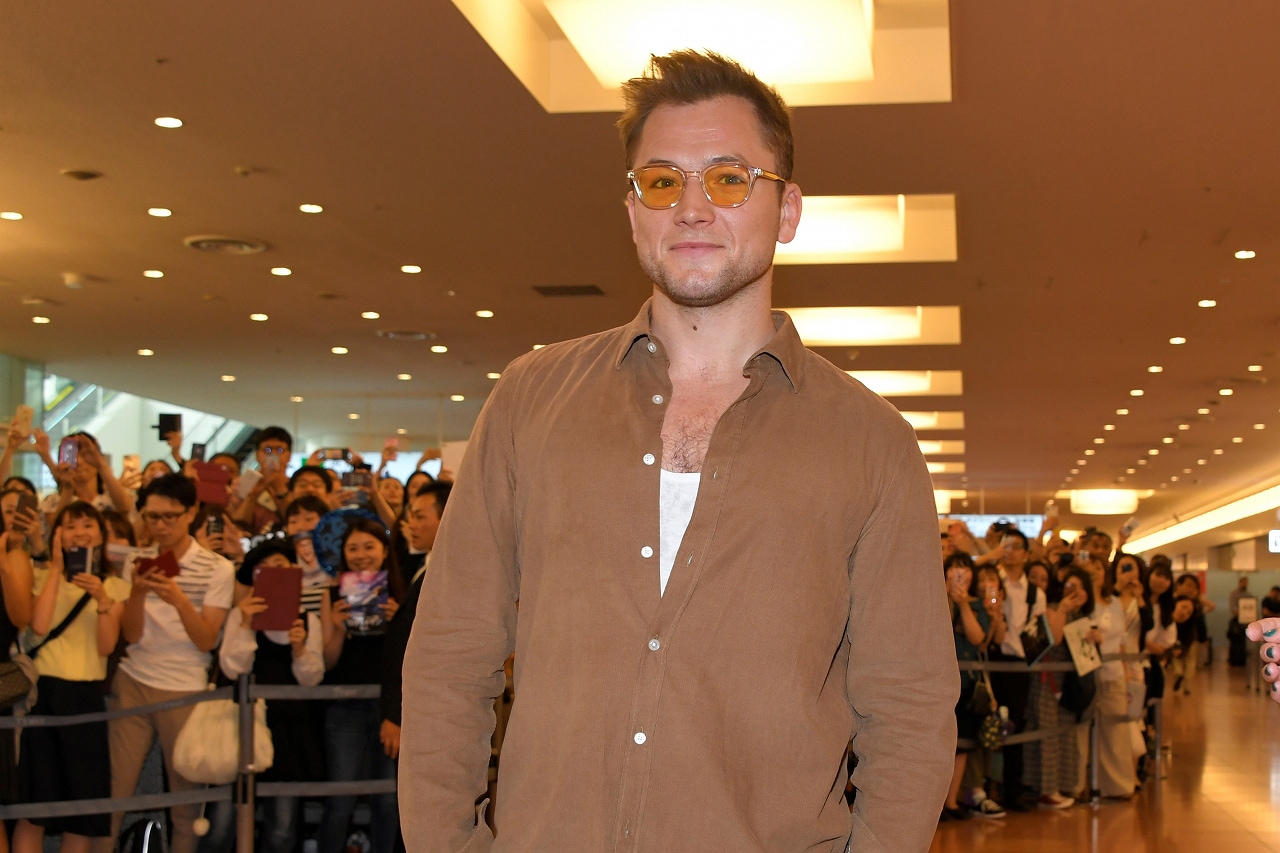 「ロケットマン」タロン・エジャトンが羽田空港に到着、ファン600人と交流