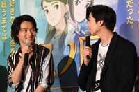 ほほえみ合う山崎賢人（左）と新田真剣佑（右）。