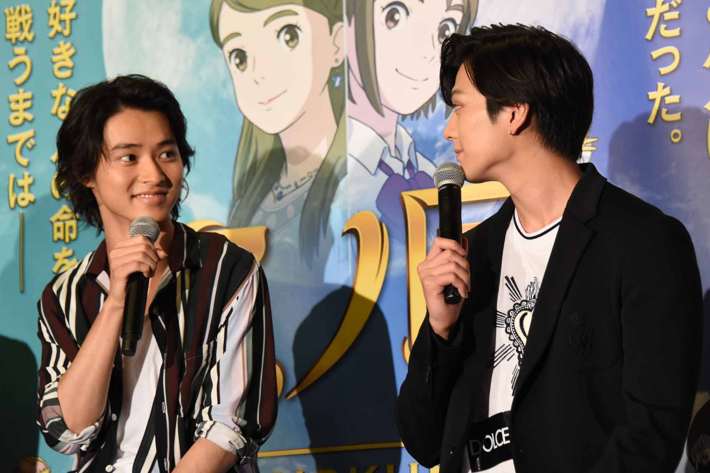 山崎賢人（左）と新田真剣佑（右）。
