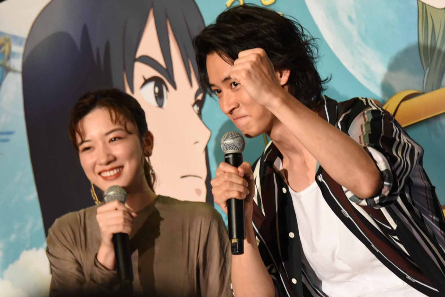 山崎賢人（右）が「がんばって痩せようぜ！」と声をかける様子。