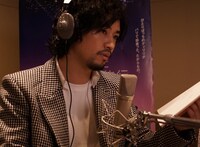 レコーディングに挑む斎藤工。