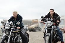 「HiGH&LOW THE WORST」より、左から小森隼演じる尾々地正也、中務裕太演じる尾々地真也。