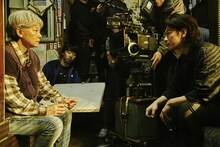 「ひとよ」メイキング写真より。手前左から田中裕子、佐藤健。