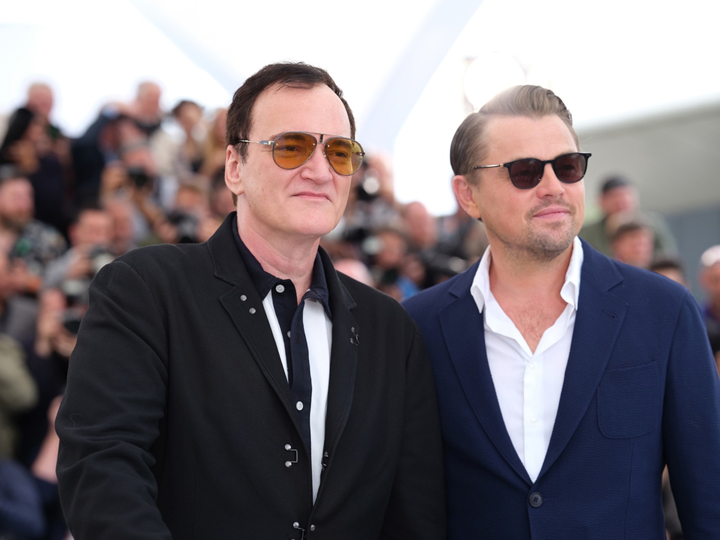 左からクエンティン・タランティーノ、レオナルド・ディカプリオ。
