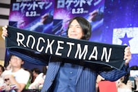 ブルーカーペットゲストのふかわりょう。