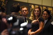 出番待ちをするタロン・エジャトン（中央）。