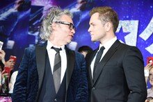 左からデクスター・フレッチャー、タロン・エジャトン。