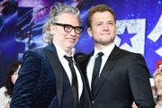 左からデクスター・フレッチャー、タロン・エジャトン。