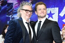 左からデクスター・フレッチャー、タロン・エジャトン。
