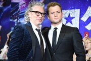 左からデクスター・フレッチャー、タロン・エジャトン。