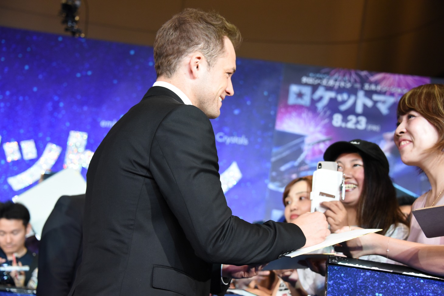 ファンサービスするタロン・エジャトン。