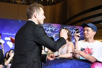 ファンサービスするタロン・エジャトン。