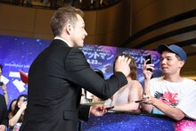 ファンサービスするタロン・エジャトン。