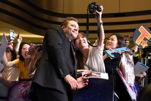 ファンサービスするタロン・エジャトン。