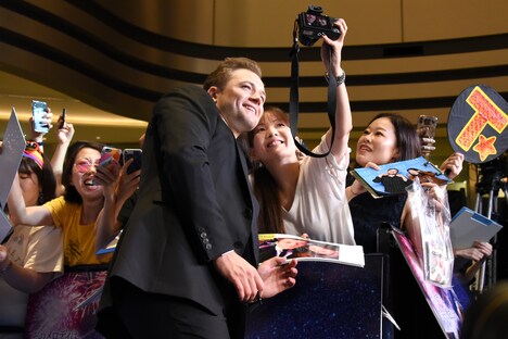 ファンサービスするタロン・エジャトン。