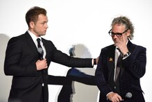 左からタロン・エジャトン、デクスター・フレッチャー。