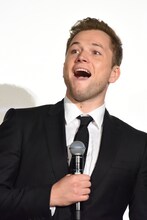 ファンからのサプライズに驚くタロン・エジャトン。