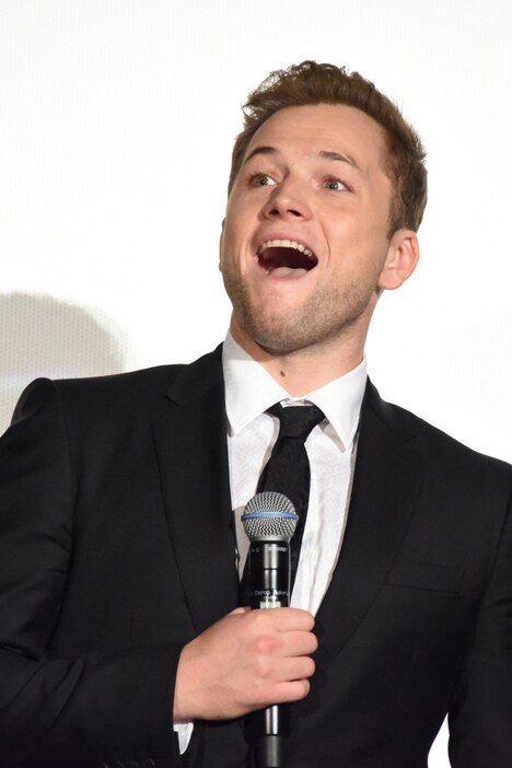 ファンからのサプライズに驚くタロン・エジャトン。