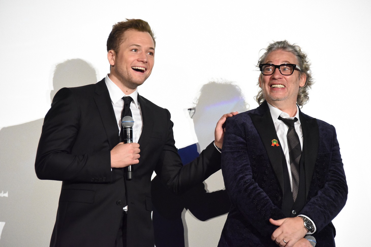ファンからのサプライズに驚くタロン・エジャトン（左）とデクスター・フレッチャー（右）。