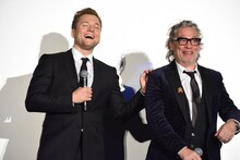 観客の合唱に聴き入るタロン・エジャトン（左）。