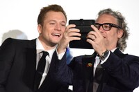 合唱中の観客を撮影するデクスター・フレッチャー（右）。