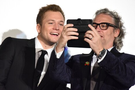 合唱中の観客を撮影するデクスター・フレッチャー(右)。