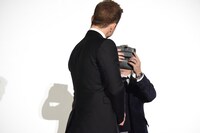 デクスター・フレッチャー（奥）のカメラに映ろうとするタロン・エジャトン（手前）。