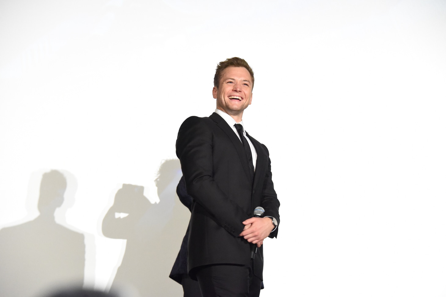デクスター・フレッチャーのカメラに映ろうとして笑うタロン・エジャトン。