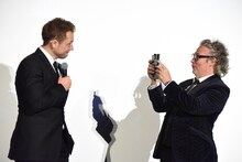 デクスター・フレッチャー（右）のカメラに映るタロン・エジャトン（左）。